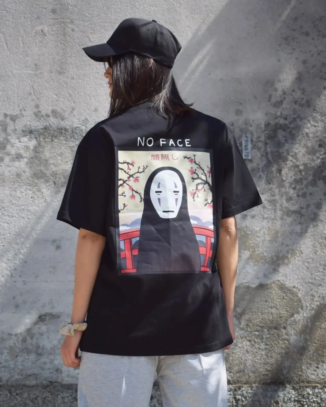 Tshirt nera con disegno di la città incantata noface