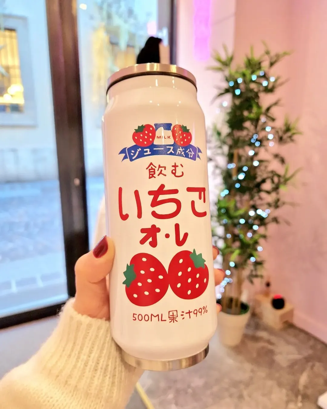 Borraccia con scritte in coreano e fragole